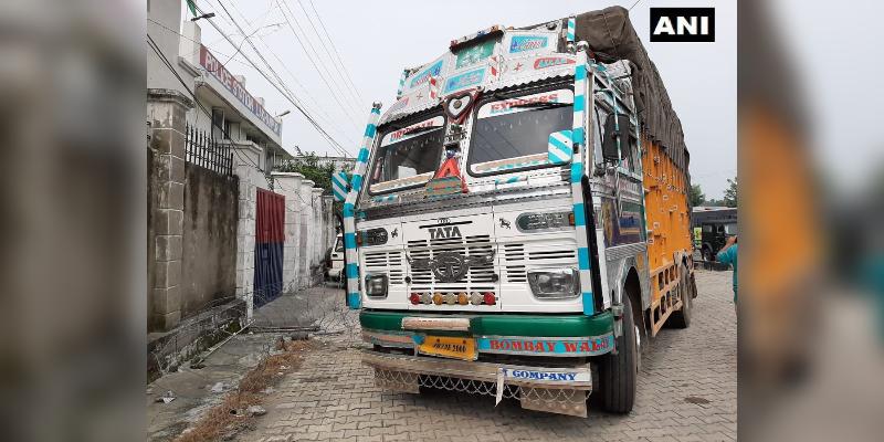 ஜம்மு காஷ்மீரில் ஆயுதங்களுடன் லாரி பறிமுதல்