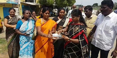 மது குடிப்பவர்களுக்கு எதிராக ஆரத்தி எடுத்துப் போராட்டம் - ஆவடியில் பெண்கள் கைது