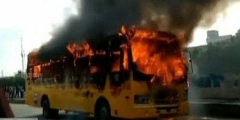 சென்னையில் திடீரென தீப்பற்றி எரிந்த தனியார் கல்லூரி பேருந்து