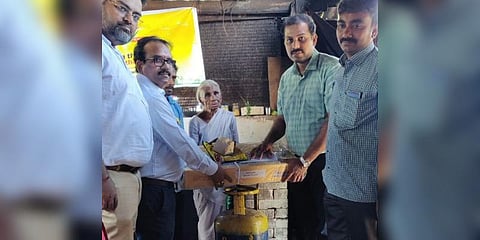 ஆனந்த் மகேந்திரா கோரிக்கை : கமலாத்தாள் பாட்டிக்கு கிடைத்த கேஸ் ஸ்டவ், சிலிண்டர்