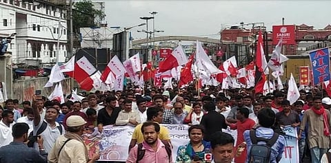 வேலைவாய்ப்பு கேட்டு இளைஞர்கள் பேரணி - போலீஸ் தடியடி நடத்தியதால் வன்முறை