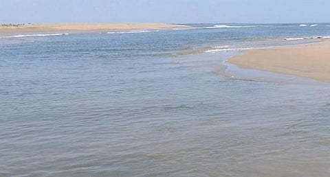 பழவேற்காடு முகத்துவாரத்தில் தூண்டில் வளைவு அமைக்க மத்திய அரசு ஆய்வு