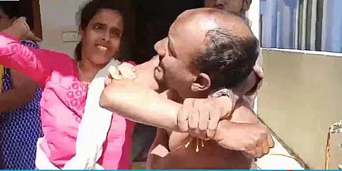 வேறொரு பெண்ணுடன் தொடர்பு: கணவனை தெருவில் இழுத்து தாக்கிய மனைவி!