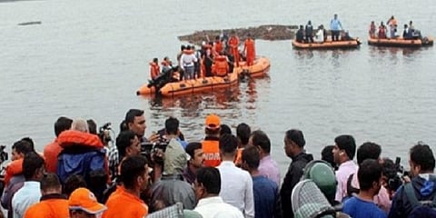 ஆந்திரா : படகு கவிழ்ந்து 7 பேர் உயிரிழப்பு