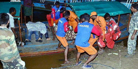ஆந்திர படகு கவிழ்ந்ததில் பலி எண்ணிக்கை 12ஆக உயர்வு : 30க்கும் மேற்பட்டோர் மாயம்