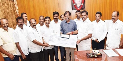 ‘அம்மா’ படப்பிடிப்பு தளம் அமைக்க ரூ.1 கோடி - காசோலை வழங்கிய தமிழக முதல்வர்