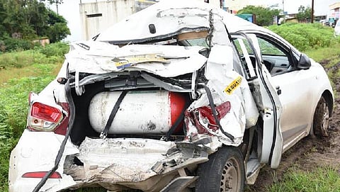 நெடுஞ்சாலையில் நின்றவர்கள் மீது ஏறிய சொகுசு பேருந்து - இருவர் உயிரிழப்பு