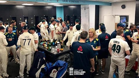 ஒரே ட்ரெஸ்சிங் ரூம்மில் இருநாட்டு வீரர்கள் உற்சாகம்