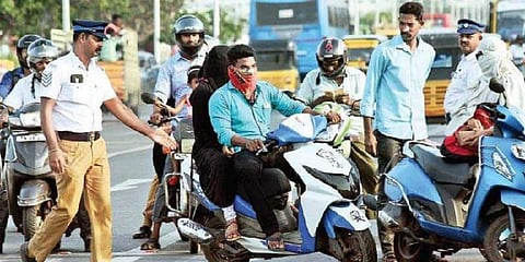 விதிகளை மீறியதாக 2 நாட்களில் ஒரு லட்சத்து 54 ஆயிரம் வழக்குகள் பதிவு