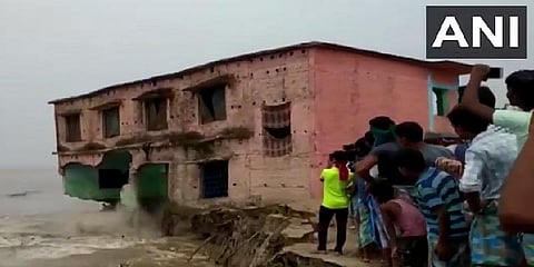கங்கை வெள்ளத்தில் அடித்து செல்லப்பட்ட பள்ளிக் கட்டடம் - வீடியோ