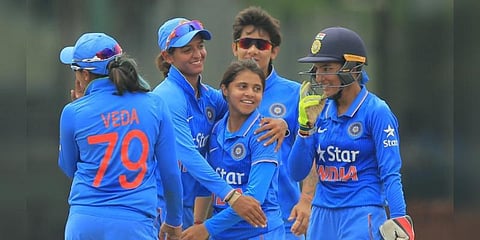 கிரிக்கெட் வீராங்கனையிடம் சூதாட்டத்துக்கு அணுகிய 2 பேர் மீது வழக்கு