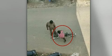 சைக்கிளில் வந்த பள்ளிச்சிறுவனை பிடித்த போலீஸ் - ஹெல்மெட் கேட்டதாக சர்ச்சை