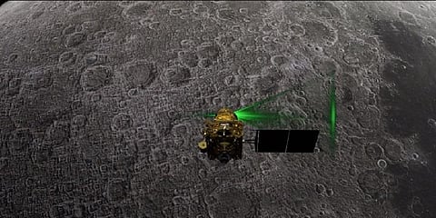 விக்ரம் லேண்டரை கடக்கும் நாசாவின் ஆர்பிட்டர்: தகவல்கள் கிடைக்குமா?