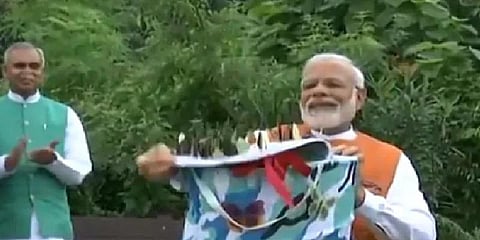 பட்டாம்பூச்சிகளை பறக்கவிட்டு மகிழ்ந்த பிரதமர் மோடி: வீடியோ!