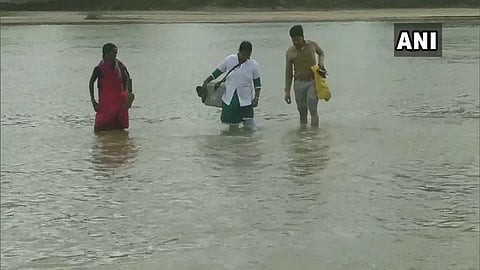 ஆற்றைக் கடந்து மருத்துவ சேவை: சுகாதார பணியாளருக்கு குவியும் பாராட்டு!