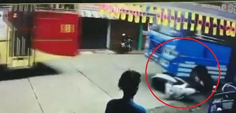 பேருந்து சக்கரத்தில் சிக்கி நூலிழையில் உயிர்தப்பிய வாகன ஓட்டி!