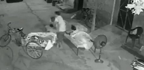 வீட்டிற்கு வெளியே தூங்கி கொண்டிருந்த குழந்தையை கடத்த முயன்ற நபர் - சிசிடிவி வீடியோ