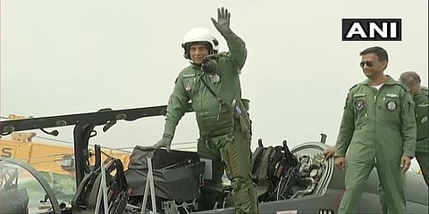 ‘தேஜஸ்’ போர் விமானத்தில் பறந்த முதல் பாதுகாப்புத்துறை அமைச்சர் ராஜ்நாத்சிங்!