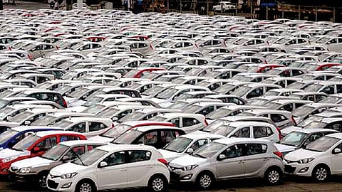 கார்களுக்கான ஜிஎஸ்டி வரி விகிதத்தை குறைக்க வேண்டாம்: ஜிஎஸ்டி குழு