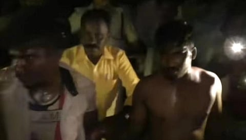 சிறுமியை காரில் கடத்திய இளைஞர்கள்: தர்ம அடி கொடுத்த பொது மக்கள்