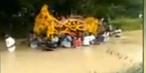 ஆற்றில் நீந்தியபடி சடலத்தை தூக்கிச் சென்ற அவலம்