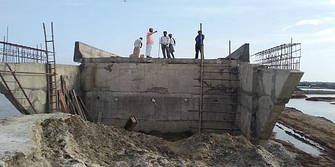 பாதியில் நிற்கும் கட்டுமானப்பணிகள் - ஏணி வைத்து பாலத்தை கடக்கும் கிராம மக்கள்