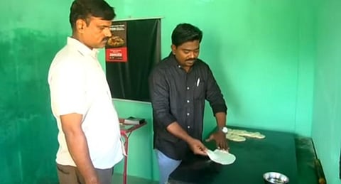 ‘பரோட்டா போட கற்கலாம் வாங்க’ - இலவச பயிற்சி கொடுக்கும் இளைஞர்..!