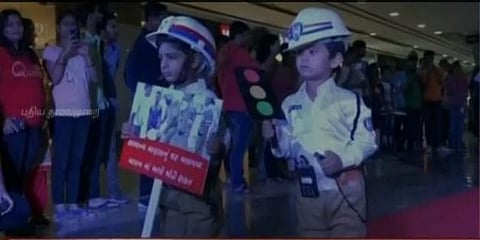 மோட்டார் சட்டம் விழிப்புணர்வு : அனைவரையும் கவர்ந்த சிறுவர்கள் ‘ஃபேஷன் ஷோ’