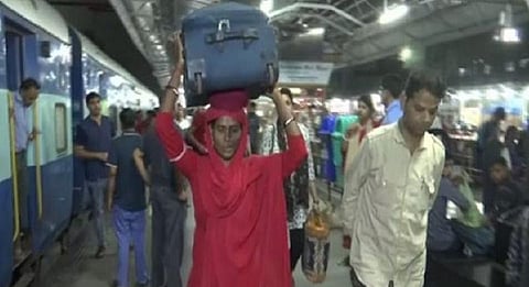 குடும்ப வறுமையை போக்க போராடும் சுமை தூக்கும் பெண் தொழிலாளி