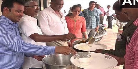 வாடிக்கையாளர்களுக்கு இலவச உணவு - பெட்ரோல் பங்க் உரிமையாளரின் நல்ல உள்ளம்