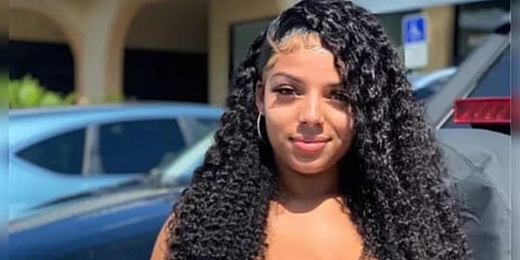 நீளமான நாக்கு: சமூக வலைதளம் மூலம் வருமானம் அள்ளும் இளம் பெண்!