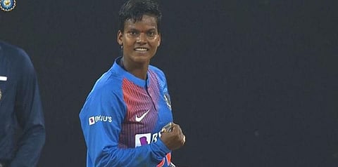 டி20 போட்டியில் ‘ஹாட்ரிக் மெயிடன் ஓவர்கள்’ : தீப்தி சர்மா சாதனை