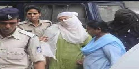 அரசியல்வாதிகளை ஏமாற்றி பாலியல் மோசடி - 4 ஆயிரம் அந்தரங்க வீடியோக்கள் பறிமுதல்