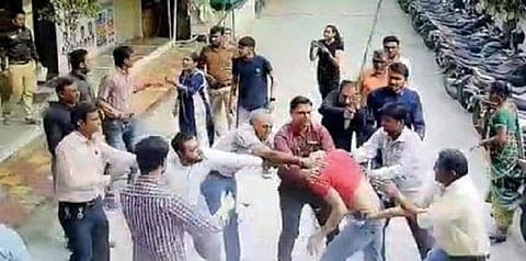 மாணவர்கள் முன்னிலையில் தாக்கப்பட்ட ஆசிரியர் - வைரல் வீடியோ