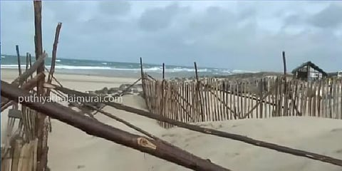 சூறைக்காற்றினால் தேங்கும் மணலை தடுக்க பனைமட்டைகள் - நகைக்கும் ஊர் மக்கள்