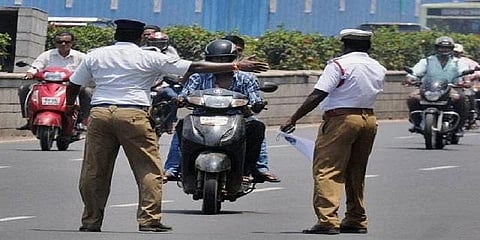 சீட் பெல்ட்டிற்கு அபராதம்? - இருசக்கர வாகனத்தில் சென்றவர் அதிர்ச்சி