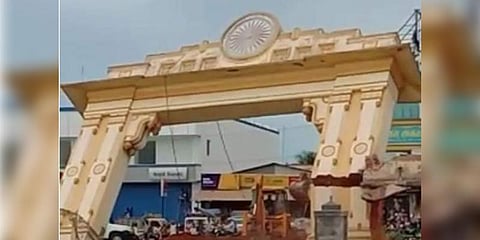 நான்கு வழிச்சாலைக்காக இடிக்கப்பட்ட என்.எல்.சி ஆர்ச்