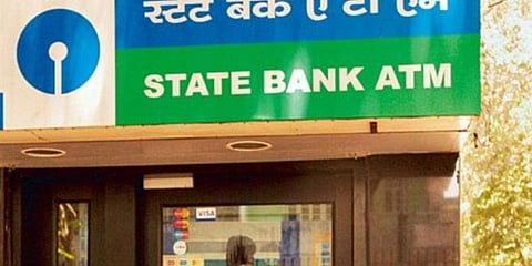 உடைக்க முடியாததால் ஏடிஎம்-மை பெயர்த்து எடுத்து தப்பிய கொள்ளையர்கள்!