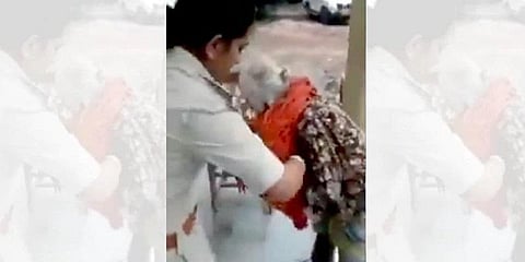 மூதாட்டிக்கு உதவி செய்த பெண் போலீசாருக்கு குவியும் பாராட்டுகள்