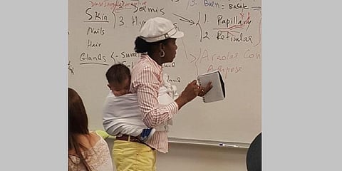 குழந்தையை 3 மணி நேரம் முதுகில் சுமந்துகொண்டு பாடம் எடுத்த கல்லூரி பேராசிரியை