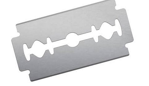 மனைவியை ப்ளேடால் கிழித்த கொடூர கணவருக்கு போலீஸ் வலைவீச்சு