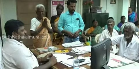 “ஒரு வேளை சோறு” - கையேந்தி நின்ற பெற்றோர்கள்