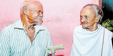 36 வருடங்களுக்குப் பிறகு இணைந்த 90 வயது தம்பதி - ஒரு நிஜக் காதல் கதை