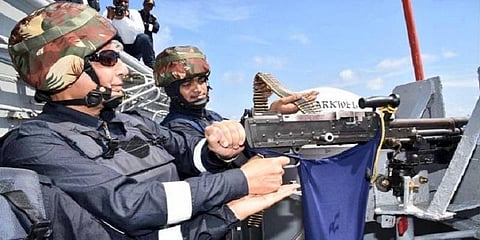 ஐஎன்எஸ் விக்ரமாதித்யா கப்பலில் எந்திர துப்பாக்கியை இயக்கிய ராஜ்நாத் சிங் - வீடியோ