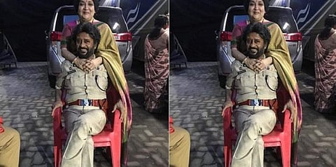 ‘தர்பார்’ காக்கிச்சட்டை கெட்அப்பில் மனைவி லதாவுடன் ரஜினி - வைரலாகும் புகைப்படம்