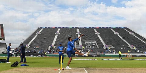 முதுகில் காயம்: சிகிச்சைக்காக இங்கிலாந்து செல்கிறார் பும்ரா!