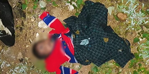 சாலையோரம் வீசப்பட்ட பச்சிளம் ஆண் குழந்தை மீட்பு