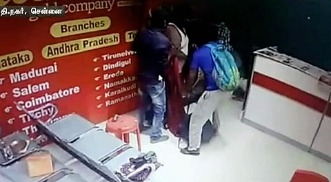 ரூ.20 லட்சத்தை பறிக்க முயன்ற கொள்ளையர்கள்.. துணிச்சலாக செயல்பட்ட பாதுகாவலர்..!