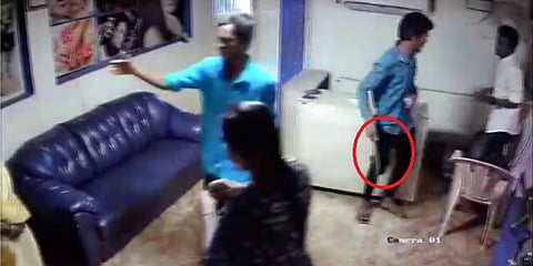 மசாஜ் செண்டரில் பட்டாக்கத்தியுடன் கொள்ளை - சிசிடிவி காட்சி