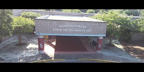 வேறு பெண்ணை விரும்புவதா? மாணவனைக் கொல்ல கத்தியுடன் வந்த மாணவி